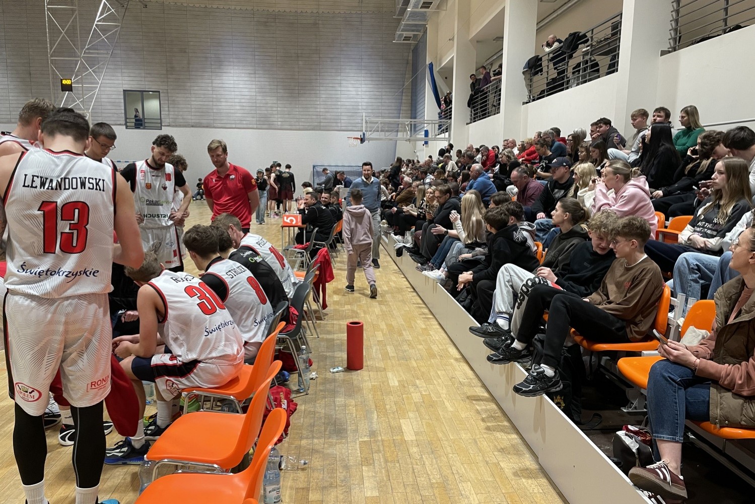 Pełna hala i znakomita atmosfera na meczu koszykarzy UJK