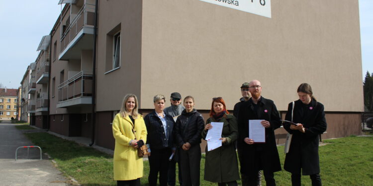 Poseł interweniuje w sprawie mieszkańców spółdzielni - Radio Kielce Poseł interweniuje w sprawie mieszkańców spółdzielni