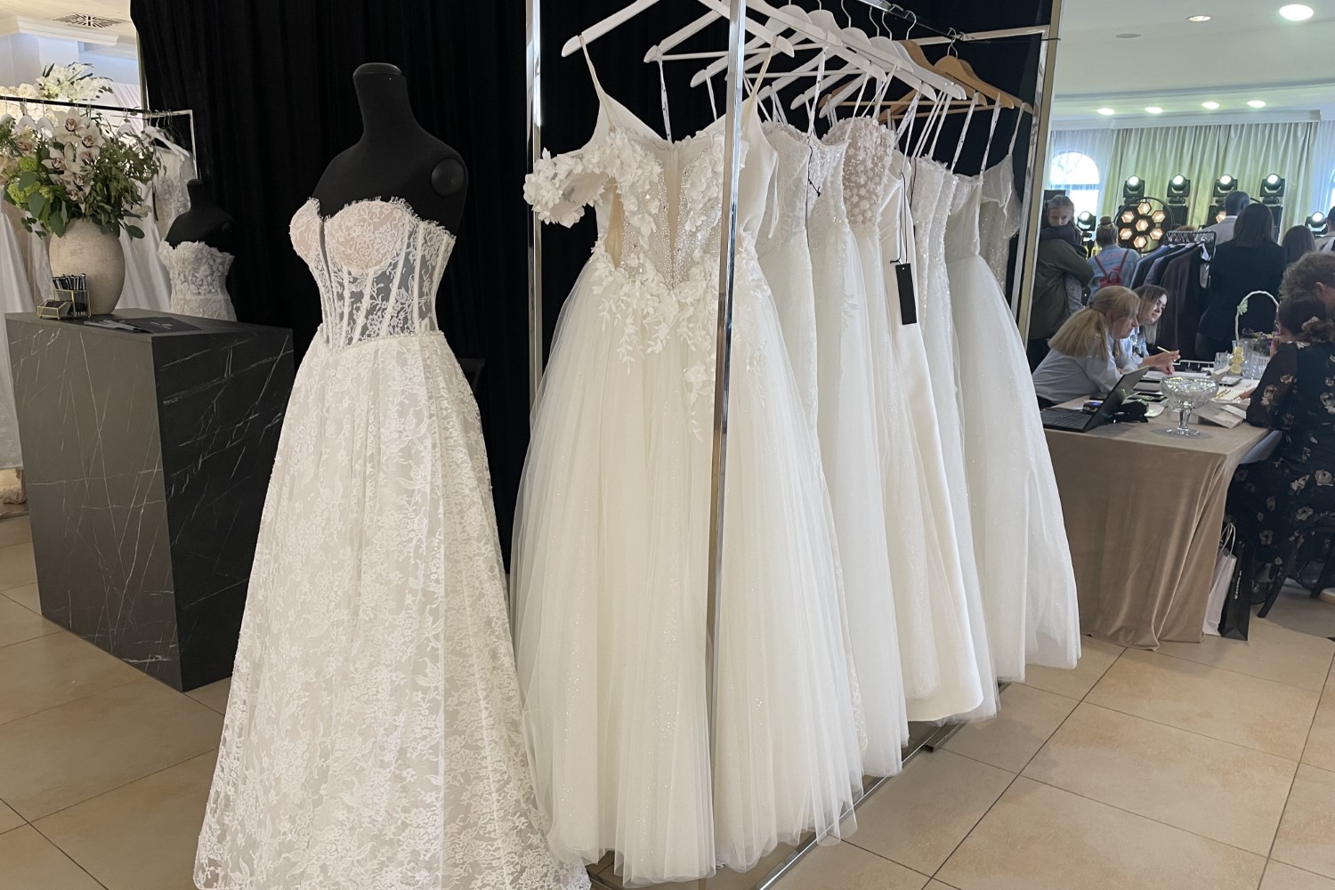 Francuska koronka i chokery najmodniejsze w modzie ślubnej