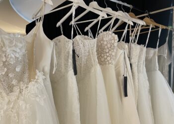 Francuska koronka i chokery najmodniejsze w modzie ślubnej