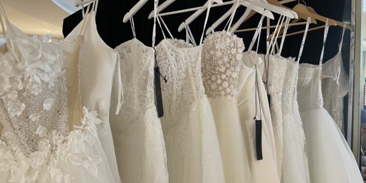 Francuska koronka i chokery najmodniejsze w modzie ślubnej