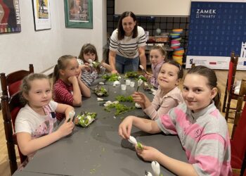 Dzieci z rzeżuchy i mchu tworzyły świąteczne arcydzieła