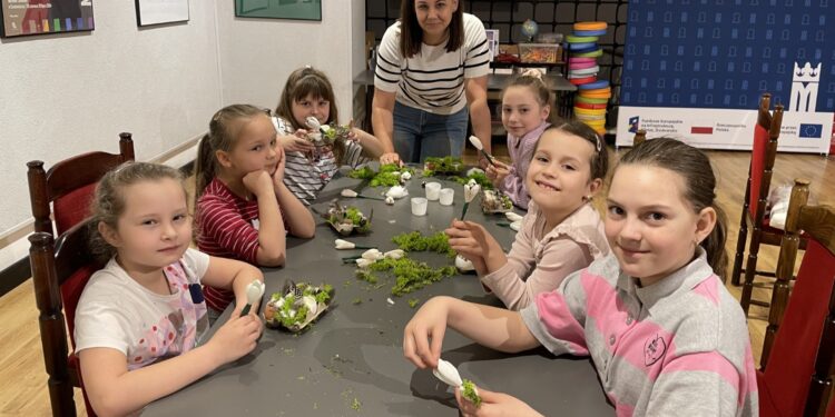 Dzieci z rzeżuchy i mchu tworzyły świąteczne arcydzieła