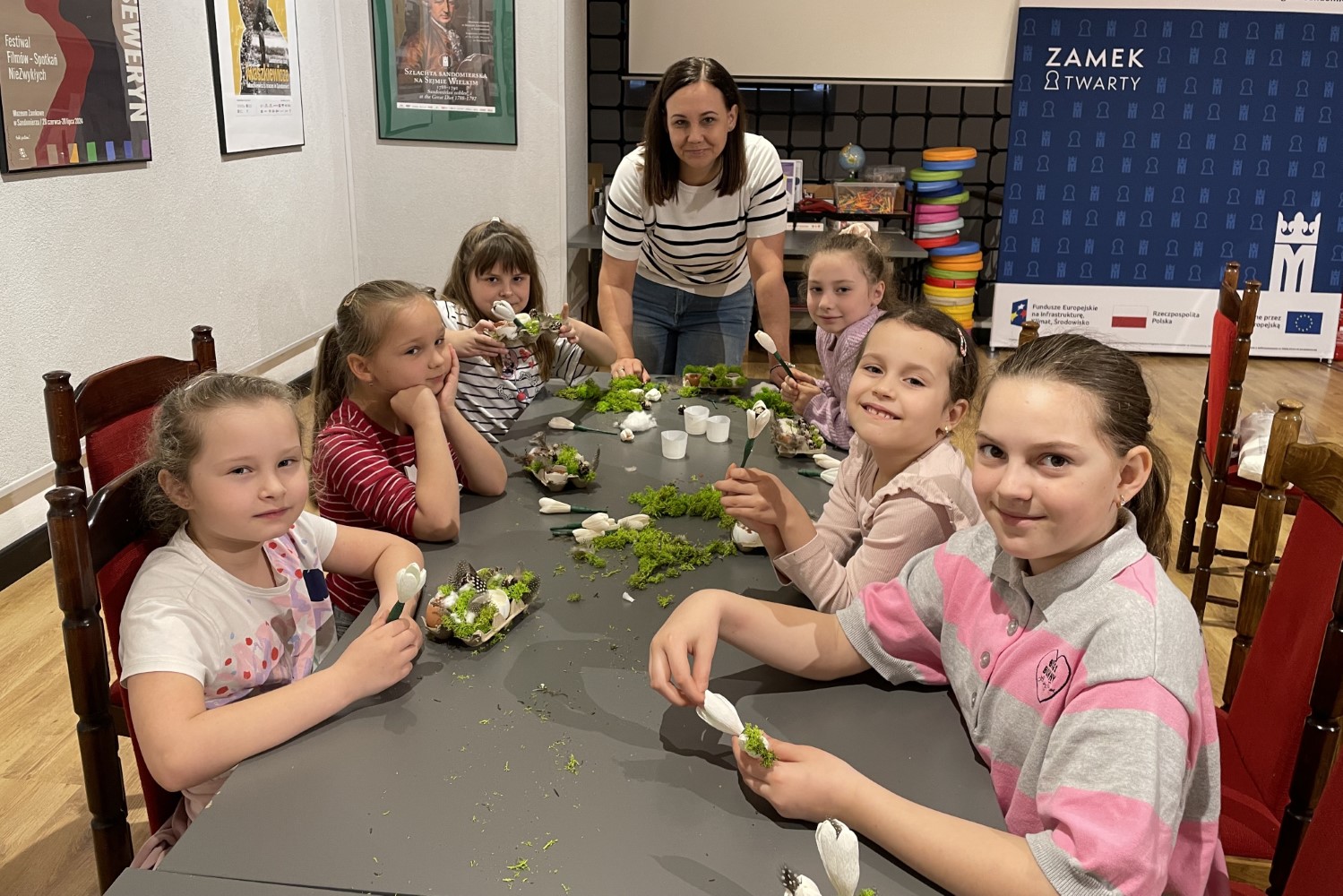 Dzieci z rzeżuchy i mchu tworzyły świąteczne arcydzieła