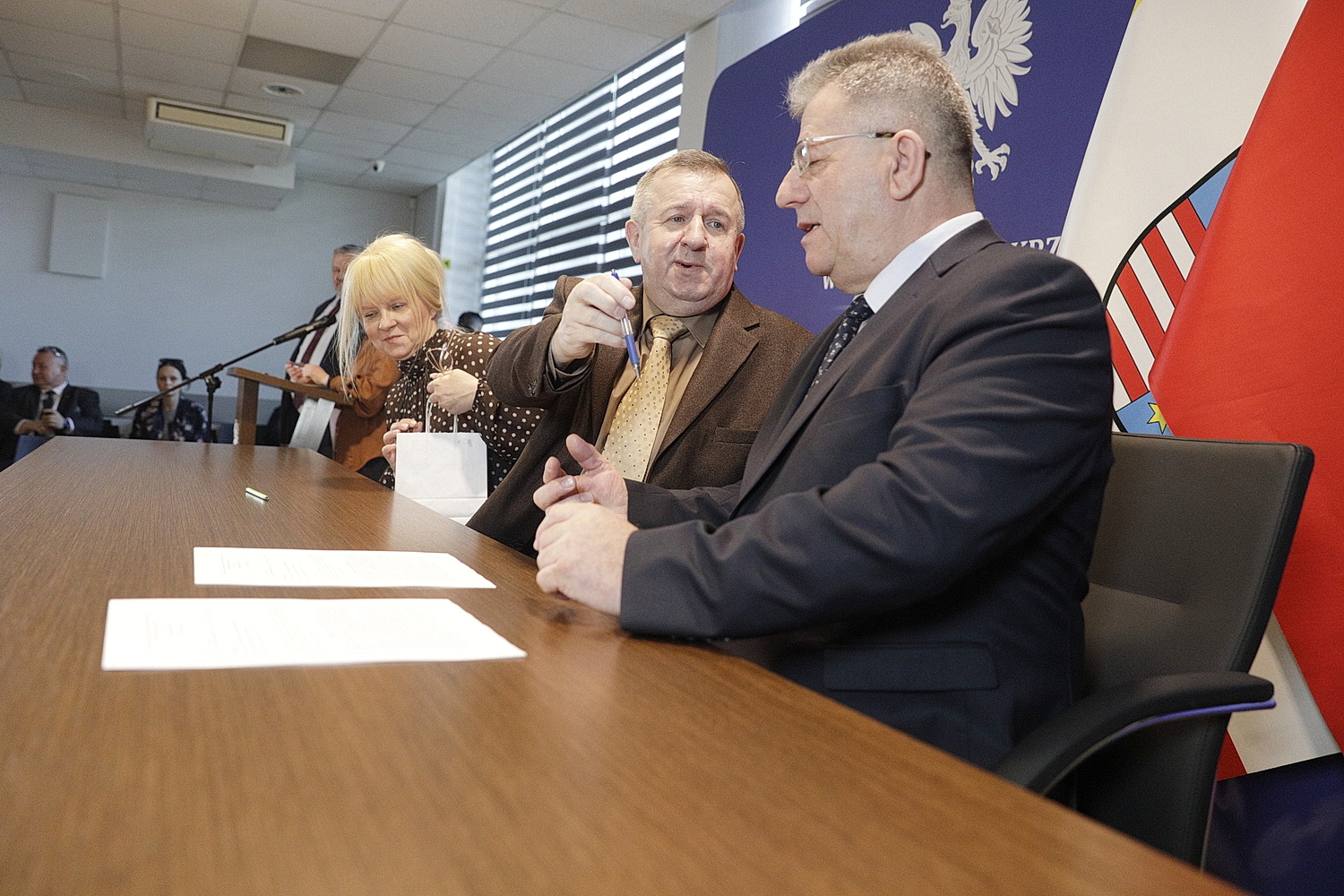 Wojewoda przekazał pieniądze dla opiekunów