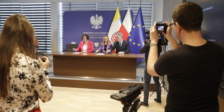 10.03.2026. Kielce. ŚUW.Przyznanie dofinansowań na opiekę nad dziećmi / Fot. Jarosław Kubalski - Radio Kielce