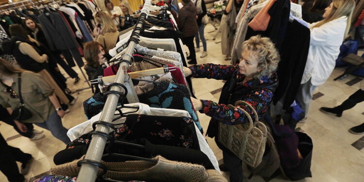 Lepiej sprzedać niż wyrzucić. W Kielcach odbyła się wyprzedaż garażowa - Radio Kielce Lepiej sprzedać niż wyrzucić. W Kielcach odbyła się wyprzedaż garażowa