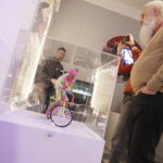 Opowieść o świecie bez smartfonów, z walkmanem i gumami Turbo - Radio Kielce