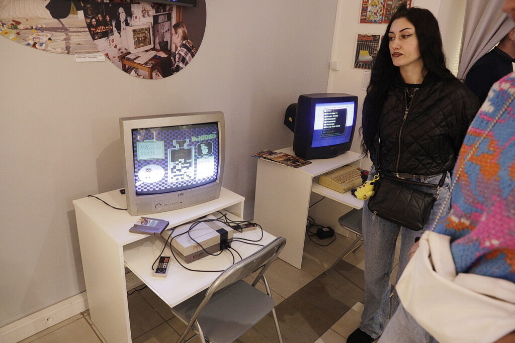 Opowieść o świecie bez smartfonów, z walkmanem i gumami Turbo - Radio Kielce