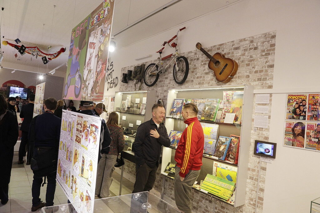 Opowieść o świecie bez smartfonów, z walkmanem i gumami Turbo - Radio Kielce