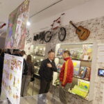 Opowieść o świecie bez smartfonów, z walkmanem i gumami Turbo - Radio Kielce