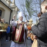 Biskup Piotrowski: Niedziela Palmowa jest zapowiedzią lepszego czasu dla człowieka - Radio Kielce