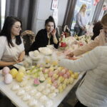 Ozdoby świąteczne, wypieki, warsztaty. Udany kiermasz w Skarżysku