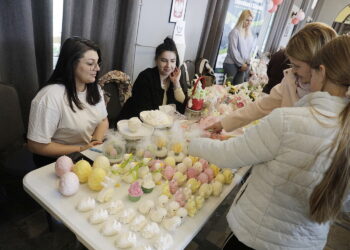 Ozdoby świąteczne, wypieki, warsztaty. Udany kiermasz w Skarżysku