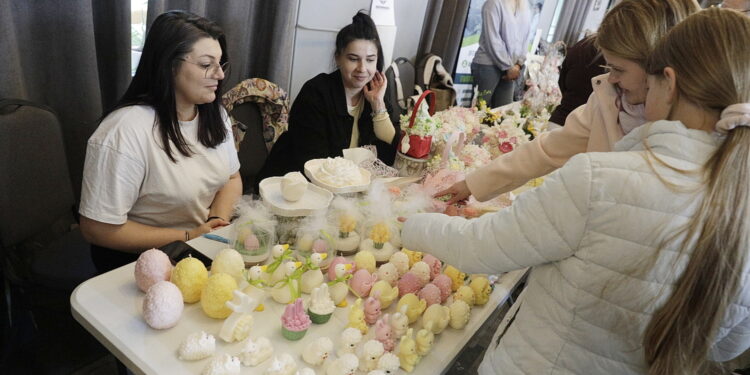 Ozdoby świąteczne, wypieki, warsztaty. Udany kiermasz w Skarżysku