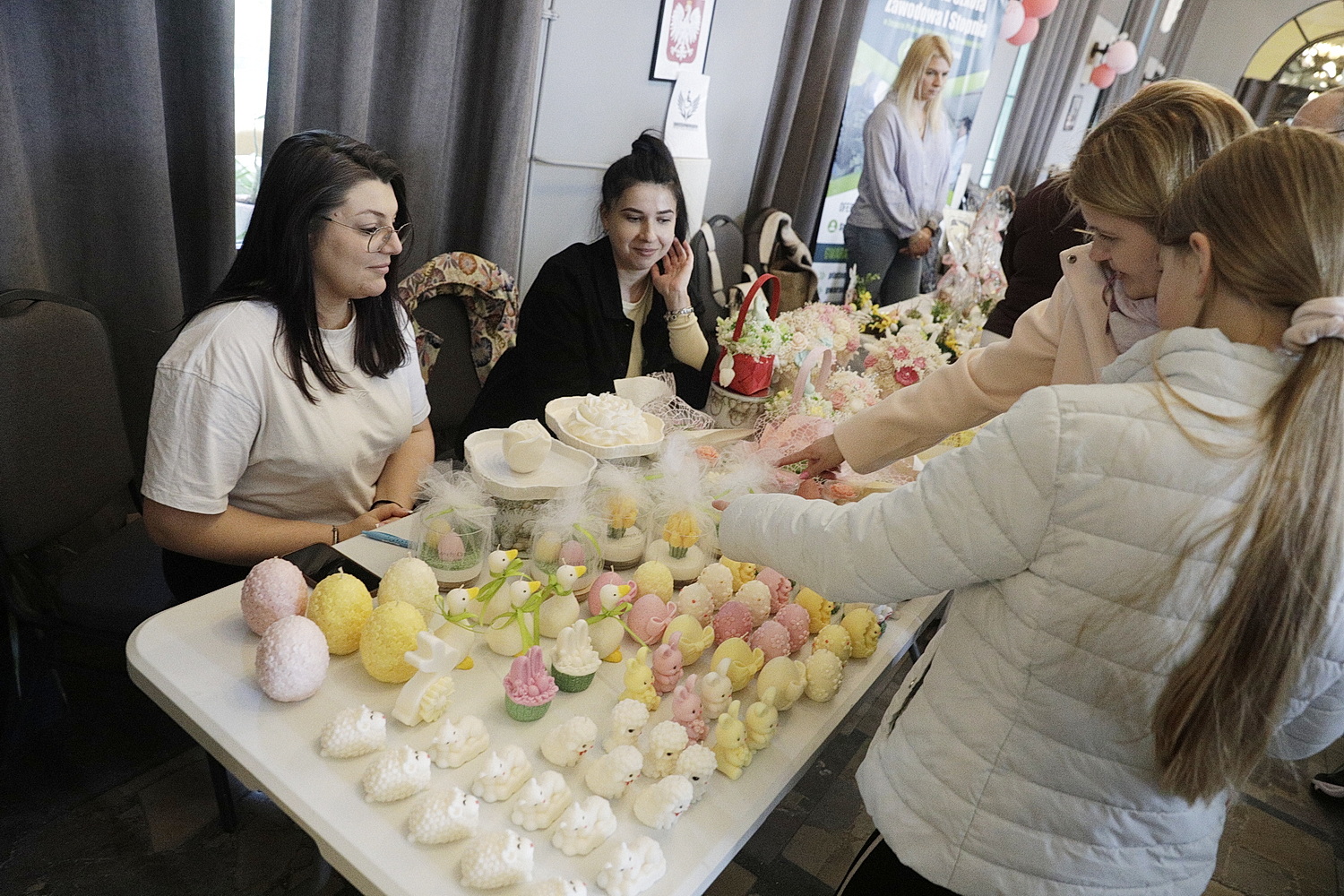 Ozdoby świąteczne, wypieki, warsztaty. Udany kiermasz w Skarżysku