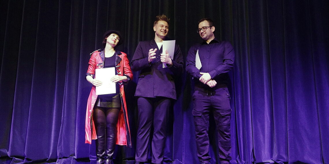 29.03.2026 Kielce. Teatr Lalki i Aktora Kubuś. Z okazji Międzynarodowego Dnia Teatru dyrektor Piotr-Bogusław Jędrzejczak wręczył nagrody aktorom: Annie Iwasiucie i Mateuszowi Drozdowskiemu oraz kierownikowi pracowni plastycznej Kamilowi Dudzicowi / Fot. Jarosław Kubalski - Radio Kielce