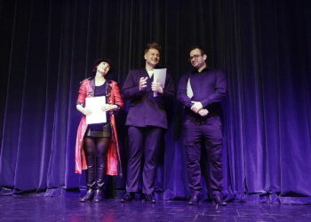 29.03.2026 Kielce. Teatr Lalki i Aktora Kubuś. Z okazji Międzynarodowego Dnia Teatru dyrektor Piotr-Bogusław Jędrzejczak wręczył nagrody aktorom: Annie Iwasiucie i Mateuszowi Drozdowskiemu oraz kierownikowi pracowni plastycznej Kamilowi Dudzicowi / Fot. Jarosław Kubalski - Radio Kielce