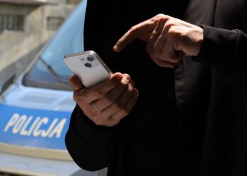 Oszustwa metodą „na policjanta” i narkotyki. Prokuratura oskarża 22-latka