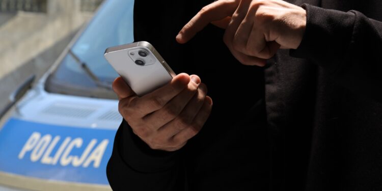 Oszustwa metodą „na policjanta” i narkotyki. Prokuratura oskarża 22-latka