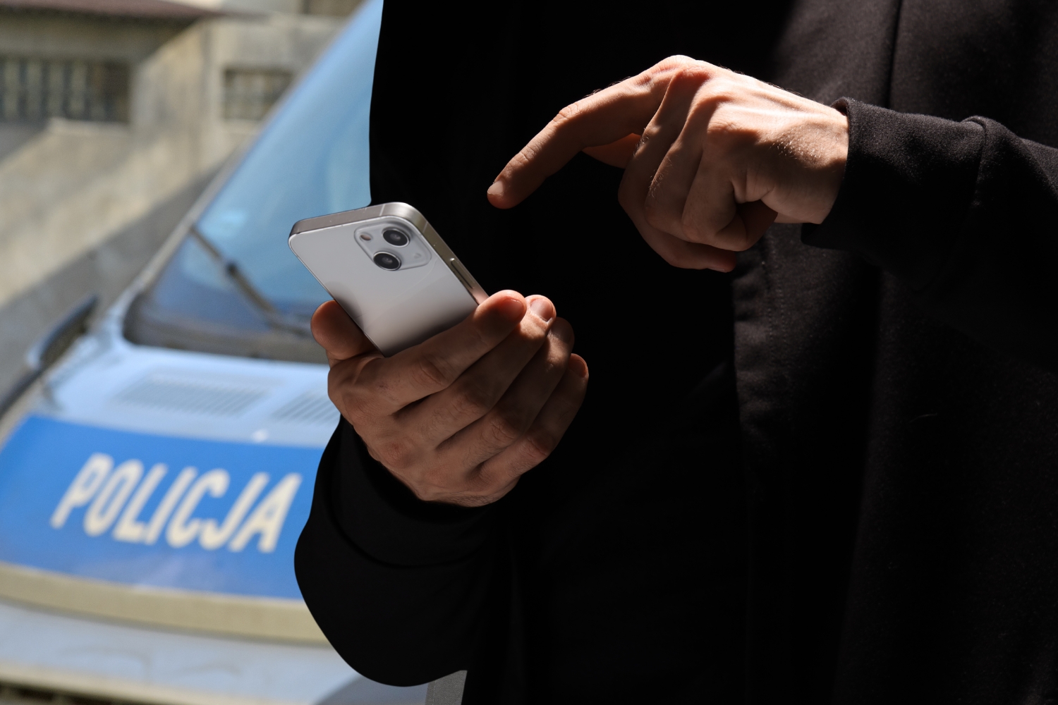 Oszustwa metodą „na policjanta” i narkotyki. Prokuratura oskarża 22-latka