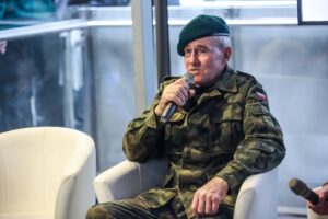 Romek Zaklinacz Byków z Warmii i Mazur słynie z unikalnej więzi ze zwierzętami, a także z pasji do lasu, projektowania autorskich siekier. Będzie gościem w Strefie Influencerów w Centrum Kongresowym / Fot. Romek Zaklinacz Byków