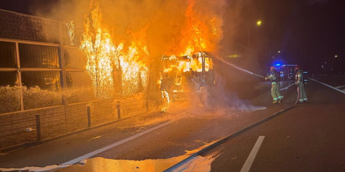 Pożar ciężarówki na uczęszczanej trasie. W akcji służby