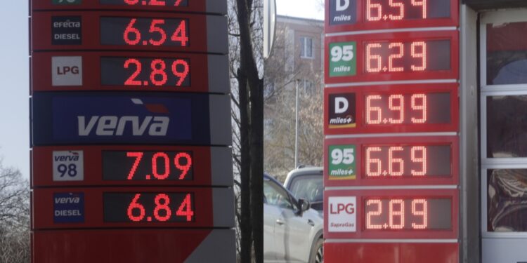 Zabraknie paliw? Litr benzyny i diesla po 7 złotych?