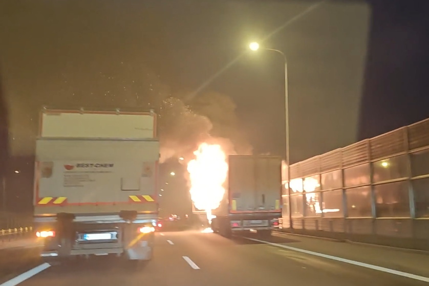 Pożar ciężarówki na uczęszczanej trasie. W akcji służby