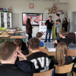 Młodzież poznała tajniki pracy dziennikarskiej - Radio Kielce