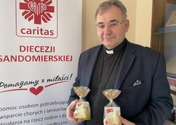 Wielkanocne baranki już w sprzedaży - Radio Kielce Na zdjęciu: Bogusław Pitucha, dyrektor Caritas Diecezji Sandomierskiej / Fot. Grażyna Szlęzak-Wójcik - Radio Kielce
