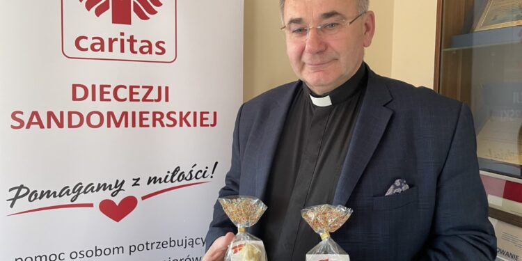 Wielkanocne baranki już w sprzedaży - Radio Kielce Na zdjęciu: Bogusław Pitucha, dyrektor Caritas Diecezji Sandomierskiej / Fot. Grażyna Szlęzak-Wójcik - Radio Kielce
