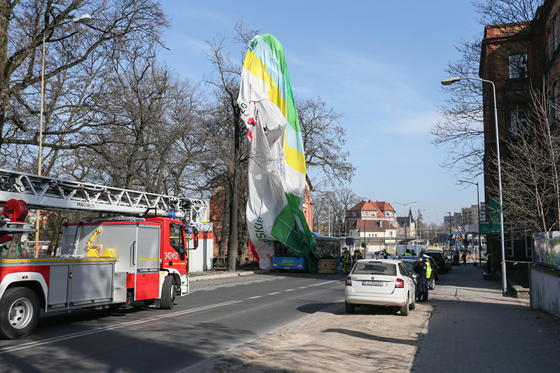 9.03.2026. Zielona Góra. Miejsce wypadku balonu z trzema kobietami w koszu w centrum Zielonej Góry. Jedna z nich z niego wypadła i poniosła śmierć. Dwie pozostałe nie odniosły poważnych obrażeń / Fot. PAP - Lech Muszyński