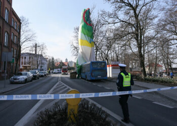 9.03.2026. Zielona Góra. Miejsce wypadku balonu z trzema kobietami w koszu w centrum Zielonej Góry. Jedna z nich z niego wypadła i poniosła śmierć. Dwie pozostałe nie odniosły poważnych obrażeń / Fot. PAP - Lech Muszyński