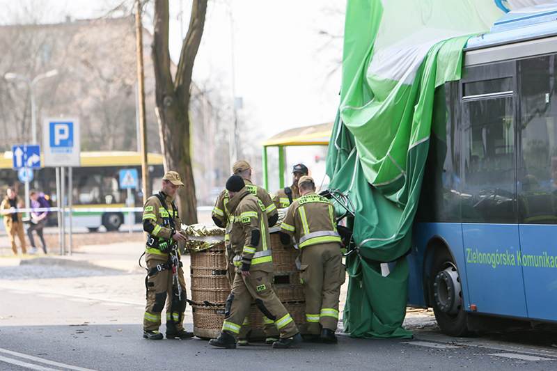 9.03.2026. Zielona Góra. Miejsce wypadku balonu z trzema kobietami w koszu w centrum Zielonej Góry. Jedna z nich z niego wypadła i poniosła śmierć. Dwie pozostałe nie odniosły poważnych obrażeń / Fot. PAP - Lech Muszyński