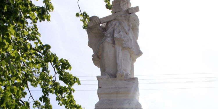 Mijał ją młody Ściegienny. Świadek historii wymaga renowacji - Radio Kielce Mijał ją młody Ściegienny. Świadek historii wymaga renowacji