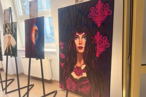 06.03.2026. Kielce. Biblioteka wojewódzka. Wystawa malarstwa Agnieszki Hojwy „Siła kobiet – emocje zapisane na płótnie” / Fot. Aleksandra Słowak - Radio Kielce