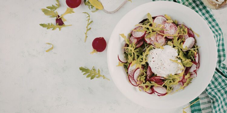 Wiosenna sałatka z rzodkiewką - zero waste w naszej kuchni - Radio Kielce Wiosenna sałatka z rzodkiewką - zero waste w naszej kuchni