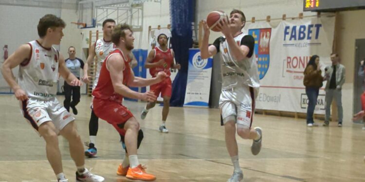 28.03.2026. Kielce. Mecz II ligi koszykarzy AZS UJK Kielce - Zagłębie Sosnowiec / Fot. Maciej Makuła - Radio Kielce
