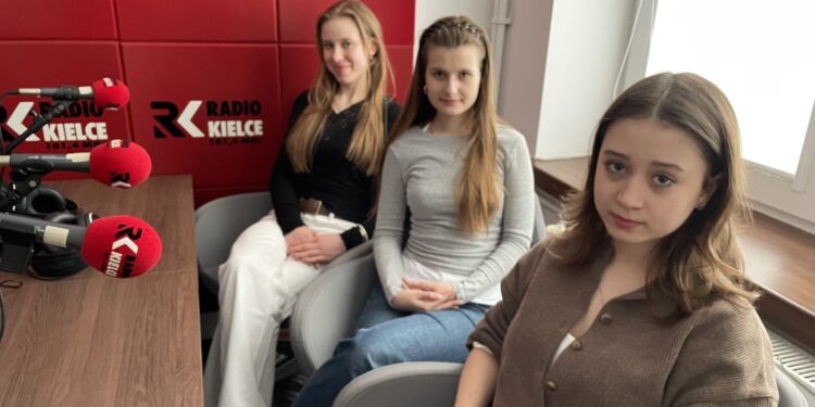 Uczennice Collegium Gostomianum - autorki eko projektu / Fot. Grażyna Szlęzak-Wójcik - Radio Kielce