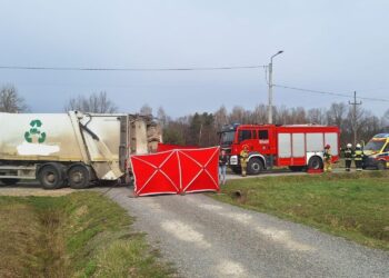 Tragiczny wypadek. Śmieciarka potrąciła jednego z pracowników - Radio Kielce Tragiczny wypadek. Śmieciarka potrąciła jednego z pracowników