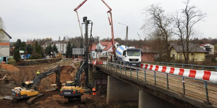 Piesi przejdą, samochody muszą korzystać z objazdu - Radio Kielce Kunów. Remont mostu / Fot. Lech Łodej - Facebook