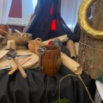 14.04.2026. Sandomierz. Zespół Szkół Gastronomicznych i Hotelarskich w Sandomierzu. Wystawa aranżacji stołów inspirowanych literaturą światową / Fot. Grażyna Szlęzak-Wójcik - Radio Kielce