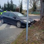 15.04.2026. Sichów Mały, w gminie Rytwiany. Kierowca uciekający przed policją uderzył w drzewo/ Fot. policja