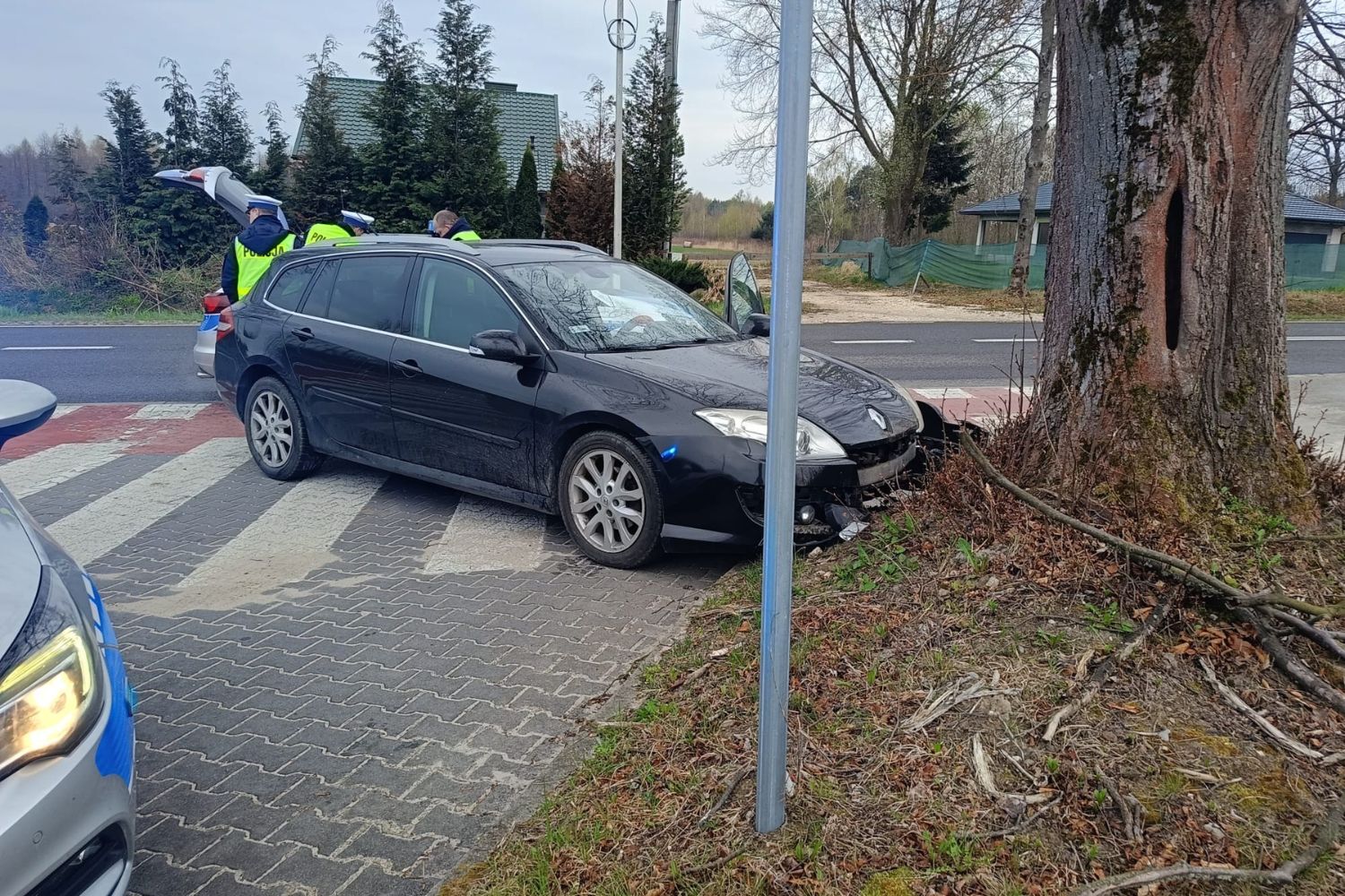 15.04.2026. Sichów Mały, w gminie Rytwiany. Kierowca uciekający przed policją uderzył w drzewo/ Fot. policja