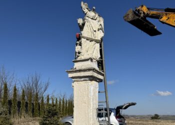 Skalbmierz. Kamienna figura świętego Stanisława / Źródło: Miasto i Gmina Skalbmierz - Facebook