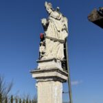 Skalbmierz. Kamienna figura świętego Stanisława / Źródło: Miasto i Gmina Skalbmierz - Facebook