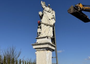 Skalbmierz. Kamienna figura świętego Stanisława / Źródło: Miasto i Gmina Skalbmierz - Facebook