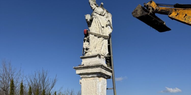 Skalbmierz. Kamienna figura świętego Stanisława / Źródło: Miasto i Gmina Skalbmierz - Facebook