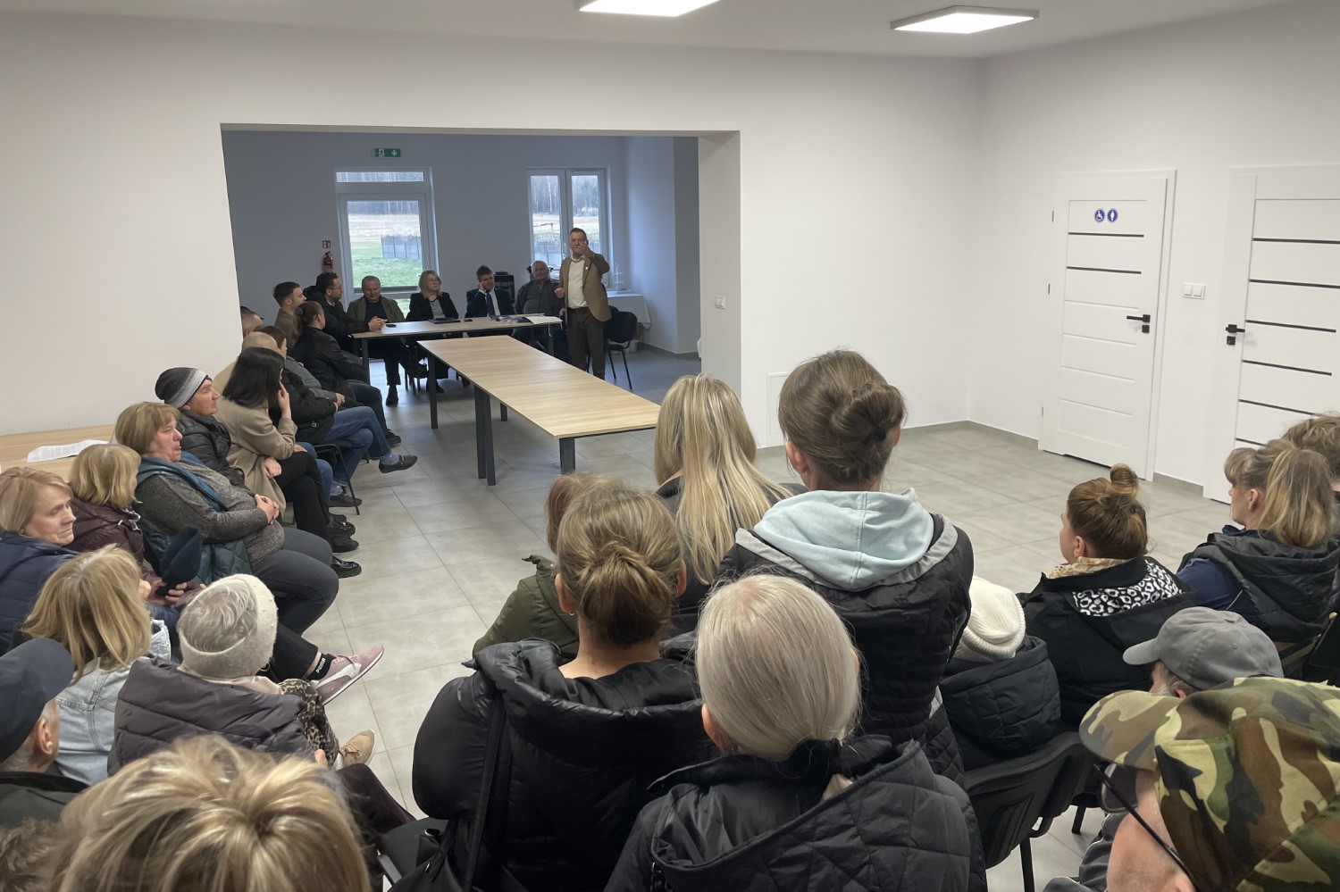 01.04.2026. Sworzyce. Spotkanie mieszkańców z władzami samorządowymi i inwestorem w sprawie budowy kurzej fermy / Fot. Magdalena Galas-Klusek - Radio Kielce